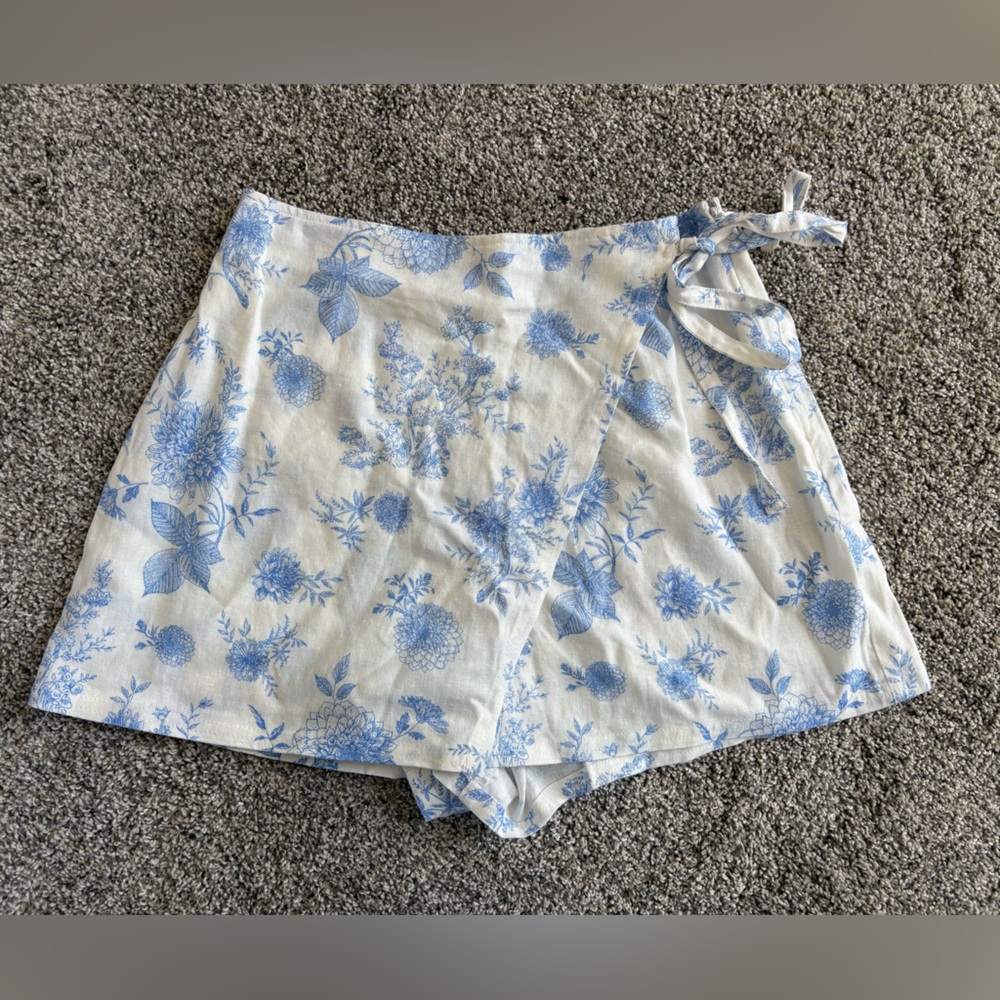 Francesca's Collections White and Blue Floral Wrap Skort